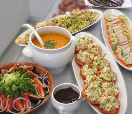 Buffet de salades, soupe et terrine